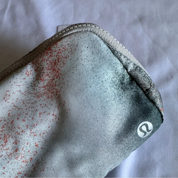 🆕🩶 Lululemon Everywhere Belt Bag - Spray Camo Silver Blue Multi Dove Grey - Picture 3 of 8